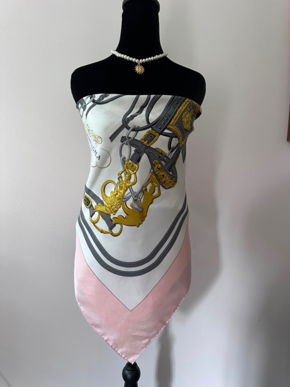 Hermes Silk Scarf Carré 90 Pink White Hand Rolled Made in France - Picture 6 of 9